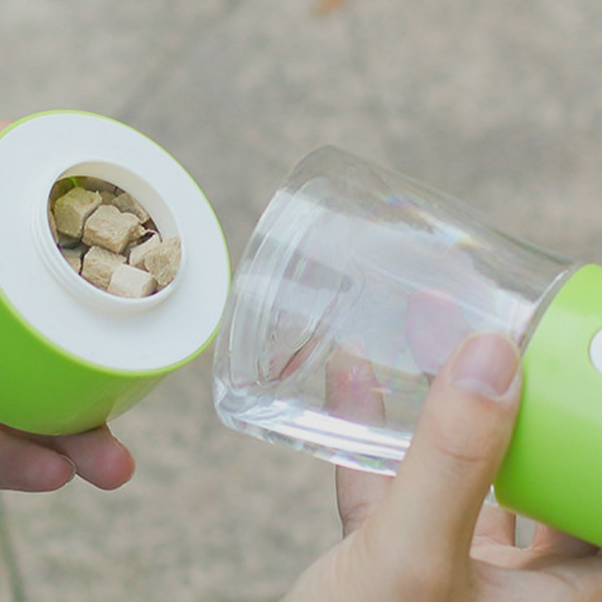 Dispensador portátil de agua y alimento